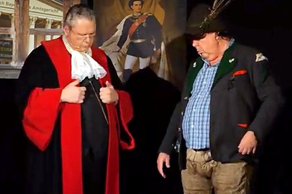 Der Richter und ein Zeuge in Lederhose und Trachtenjanker
