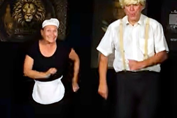 Zwei Darsteller in einer Szene beim Krimidinner