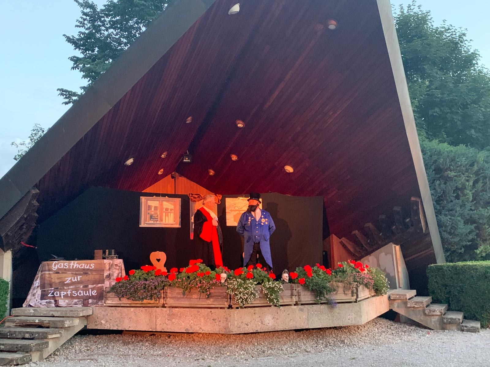 Das Wirtshaus zur Zapfsäule als Bühnenbild — Open Air am 29. August 2026 im Kurgarten Tegernsee