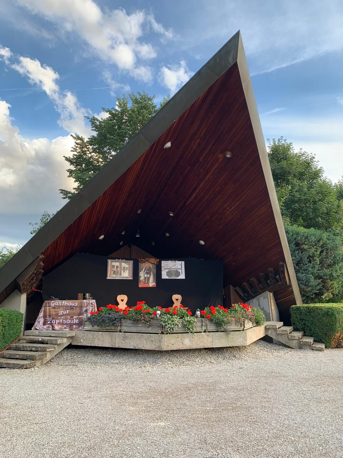 Die Bühne vor Beginn, unter offenem Himmel — Open Air am 29. August 2026 im Kurgarten Tegernsee
