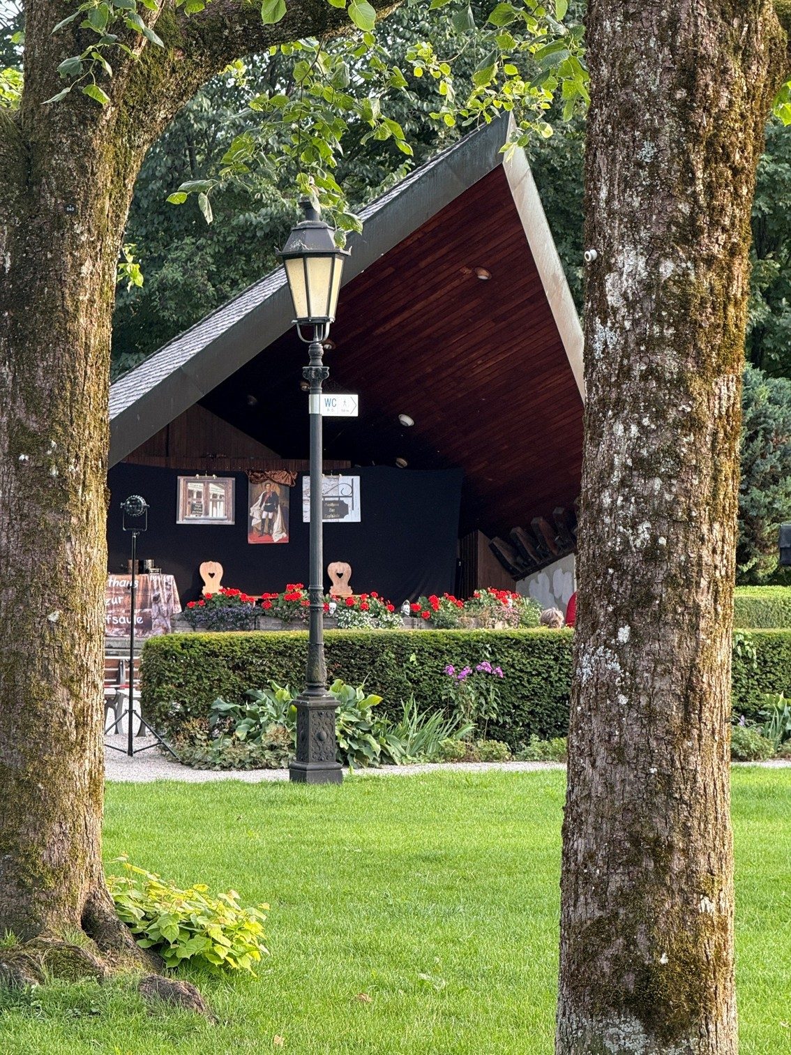 Die Freilichtbühne im Kurgarten Tegernsee, gesehen zwischen zwei Bäumen